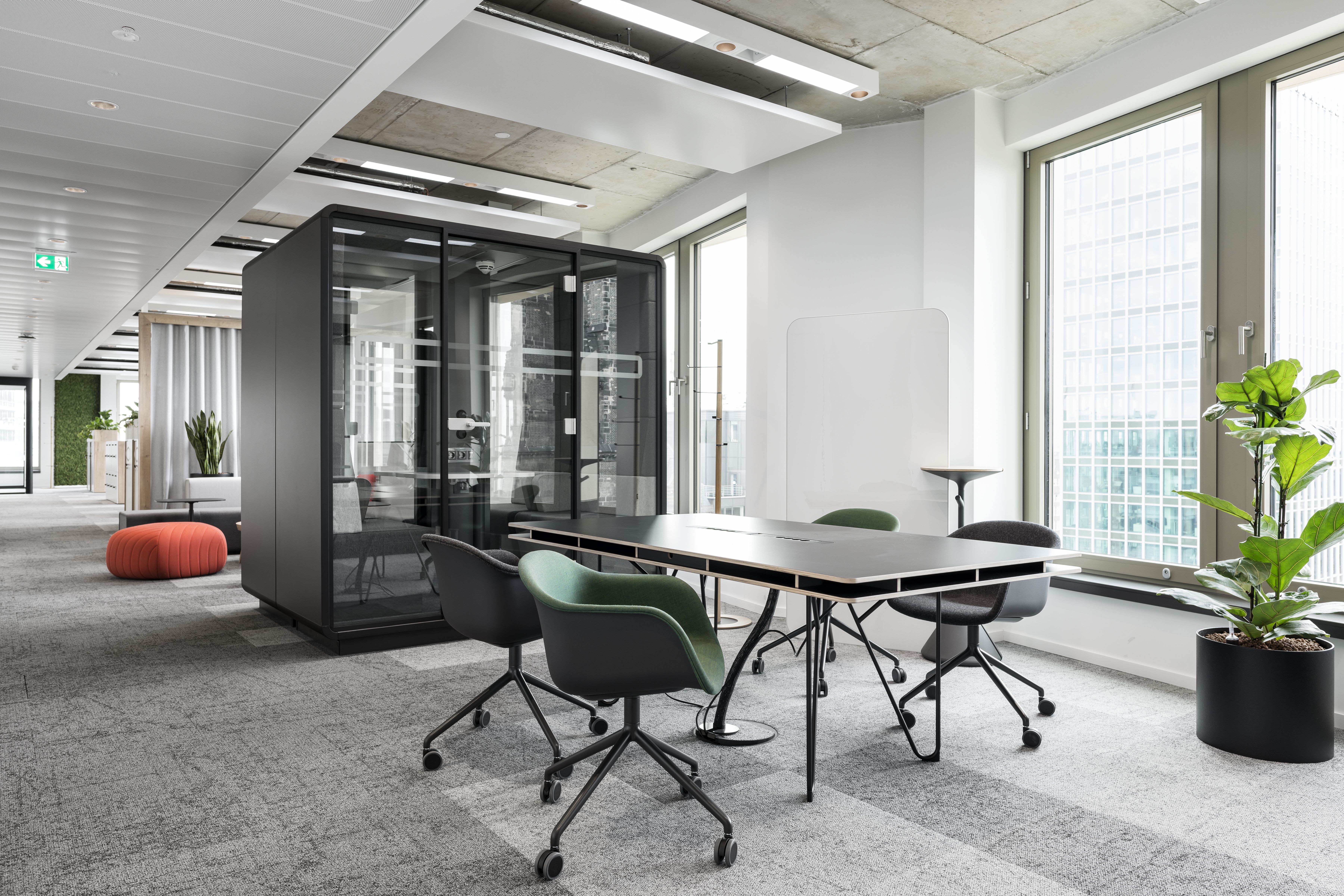 Office space arrangement for teams needing both privacy and collaborative spaces