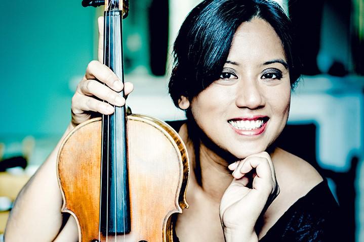 Acclaimed violist Carmen Flores