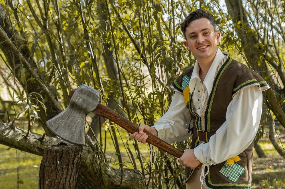 Jack and the Beanstalk cast have ‘GIANT’ fun at Roves Farm