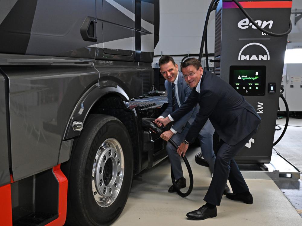 Leonhard Birnbaum, CEO E.ON SE and Alexander Vlaskamp, CEO MAN Truck & Bus SE (from left to right)