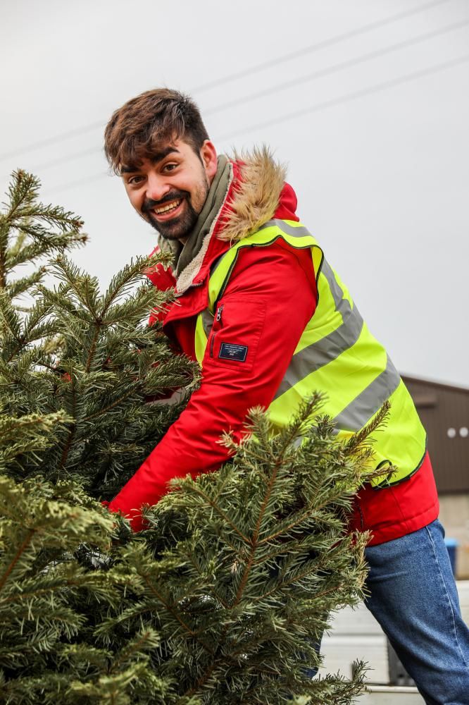 Volunteers support the Julia's House Christmas tree collection (photo credit Simon Ward)