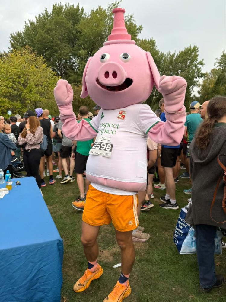 Comedian Ivo Graham ran the entire race in costume