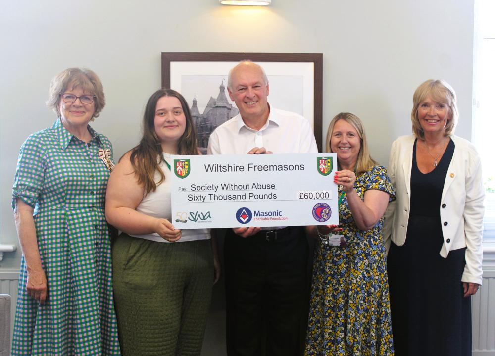 John Reid (c) of Wiltshire Freemasons presents a £60,000 cheque to SWA