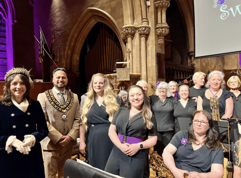 Swindon’s swing music lovers raise £8,500 for domestic abuse charity