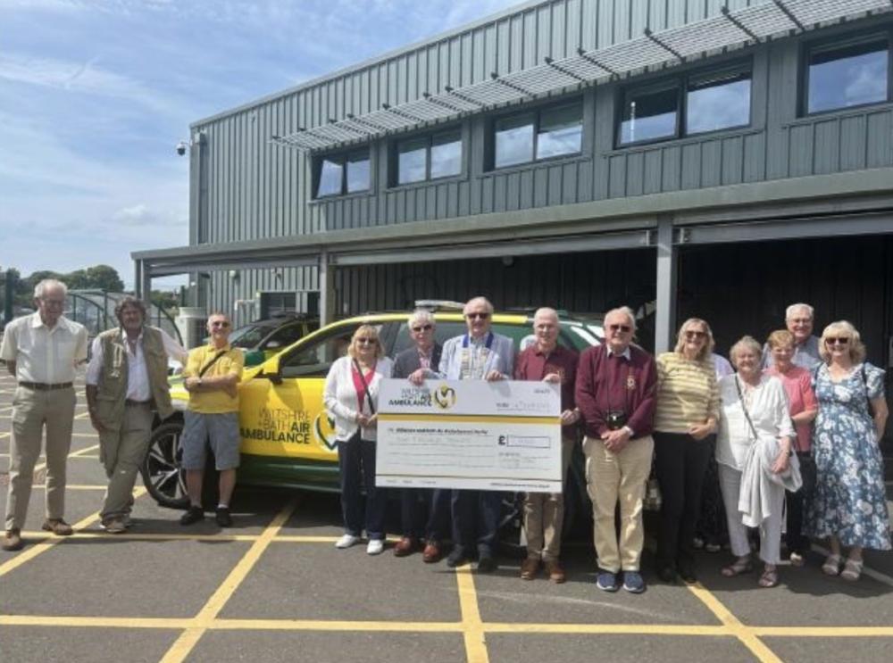Swindon Lions donate £1000 to Air Ambulance