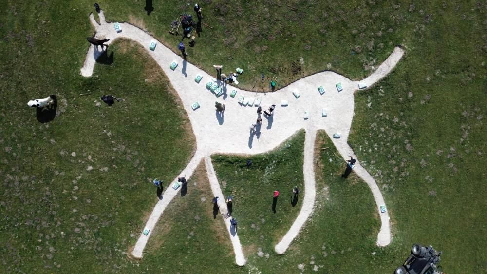 Wroughton running group spruce up the White Horse