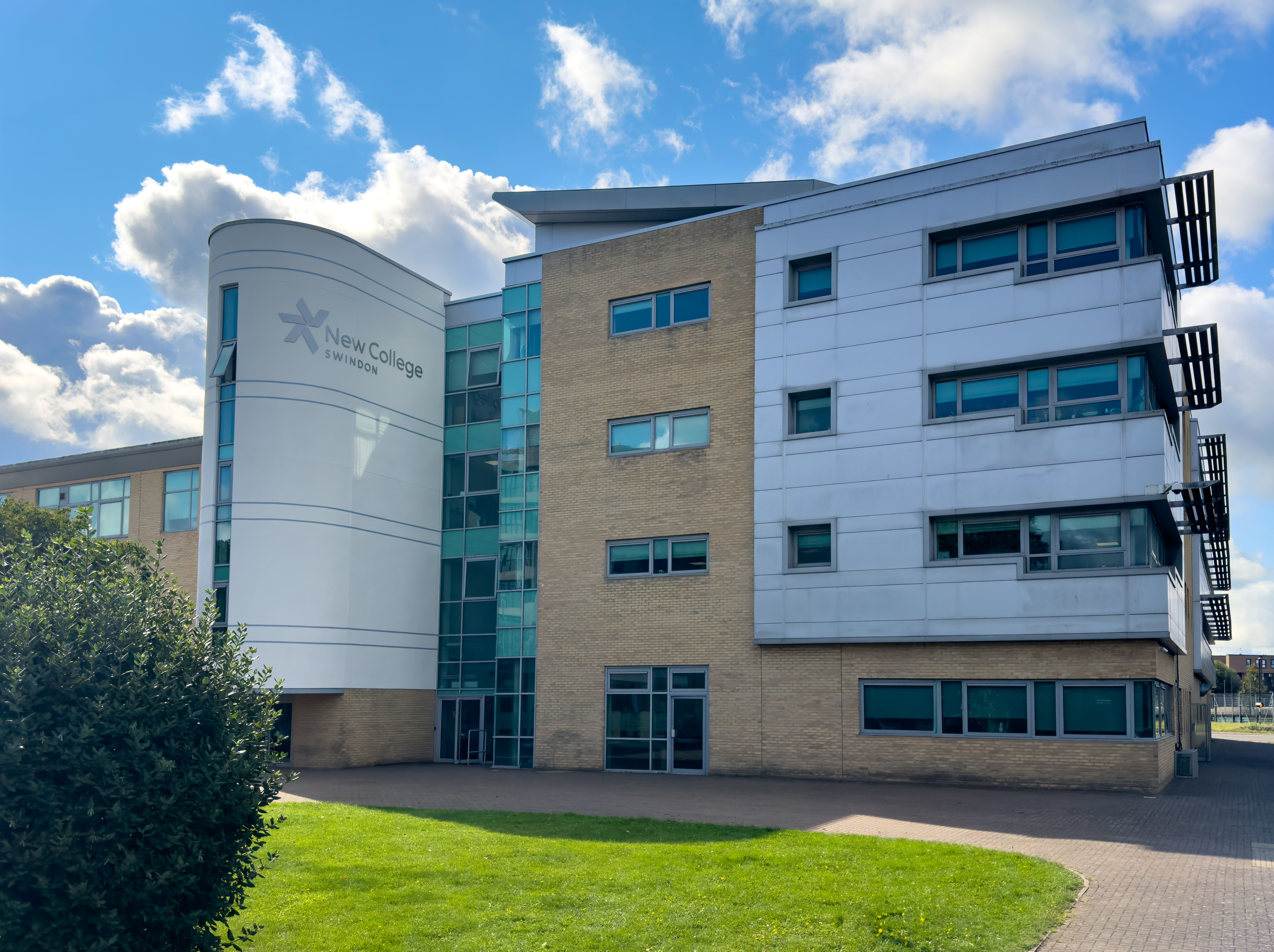 New College Swindon University Centre celebrates prestigious award   