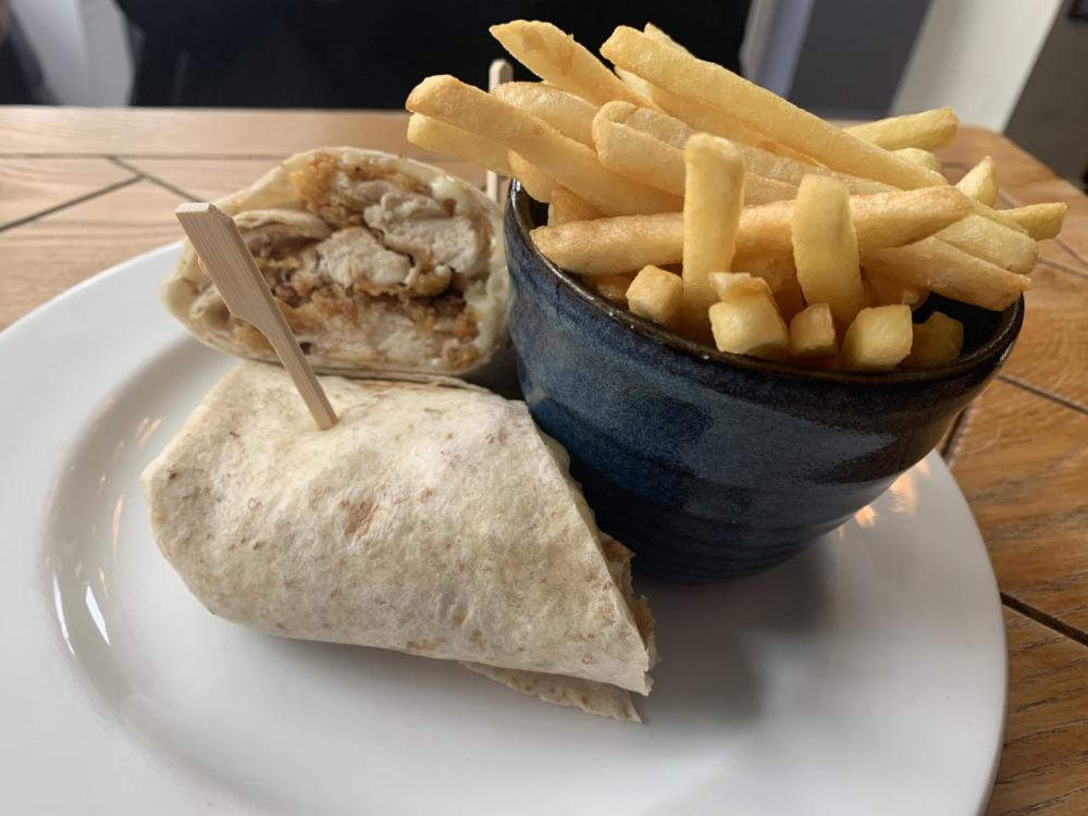 Southern-fried chicken wrap with grated mozzarella and cheddar, accompanied with skinny chips