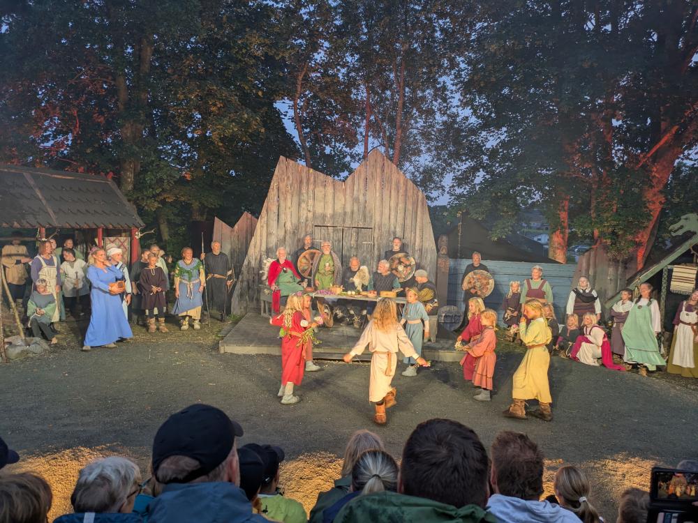 The visitors saw a play about King Haakon