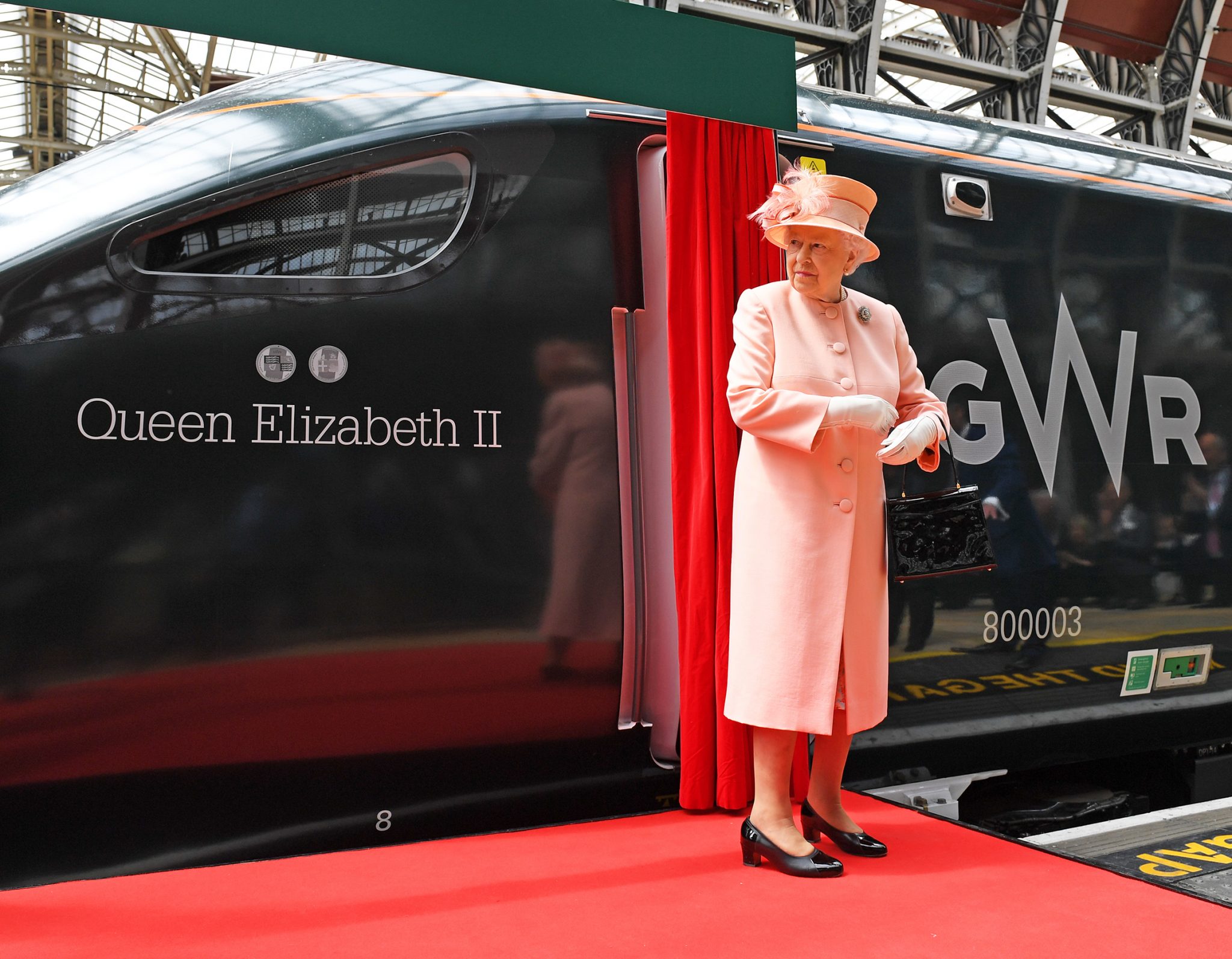 queen's journey back to london